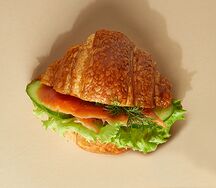 Круассан с красной рыбой