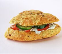 Фокачча с тунцом и печеной паприкой