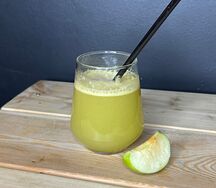 Свежевыжатый яблочный сок