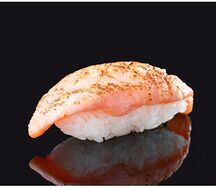 Суши с опаленным лососем