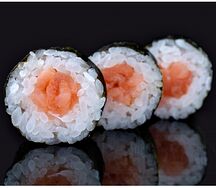 Маки с копченым лососем