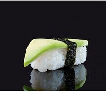 Суши с авокадо