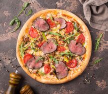 Пицца с лисичками и пастрами из говядины