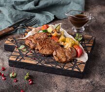 Медальоны из cвинoй вырезки