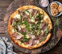 Пицца с пастрами из свинины