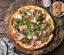 Пицца с пастрами из свинины