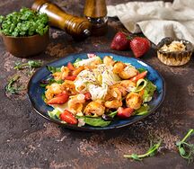 Салат с креветками и клубникой