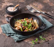 Кальмары с лисичками в устричном соусе