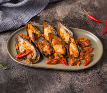 Мидии в чесночно-томатном соусе