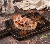 Брускетта с пастрами из свинины