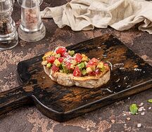 Брускетта с томатами и авокадо