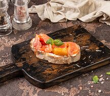 Брускетта с слабосоленой семгой и сливочным сыром