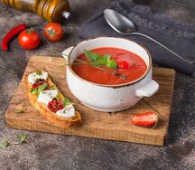 Томатный гаспачо с клубничным сорбетом