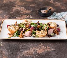 Салат с утиной грудкой, лисичками и лесными ягодами