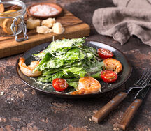 Салат с тигровыми креветками в соусе цезарь