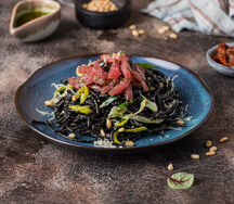 Чёрное спагетти с сашими из тунца