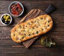 Чиабатта с вяленными томатами, розмарином, маслинами и сыром пармезан