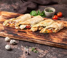 Ротоло ди пицца с перепелиными яйцами и томатами