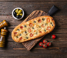 Чиабатта с помидорами черри, маслинами, оливками