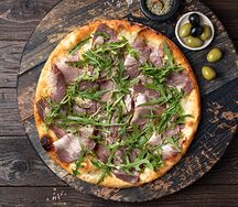 Пицца с пастрами из говядины