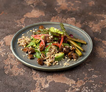 Салат с куриными сердечками и спаржей