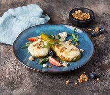 Груша под сыром рикотта с горгонзолой