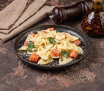 Фарфалле с лососем