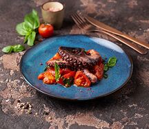 Осьминог с томатами и базиликом