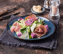 Теплый салат с Пармской ветчиной