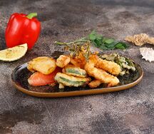 Темпура тигровые креветки с овощами