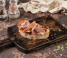 Брускетта с пастрами из говядины