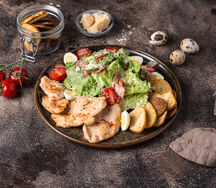 Салат с куриной грудкой в соусе Цезарь