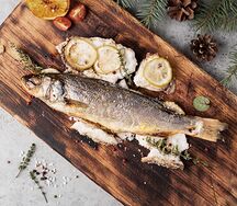 Сибас в морской соли