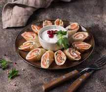 Рулетики с лососем