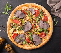 Пицца с лисичками и пастрами из говядины