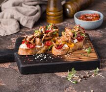 Брускетта с лисичками