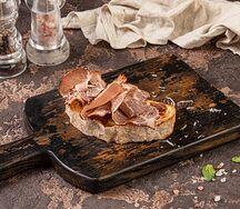 Брускетта с пастрами из говядины