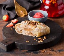 Штрудель грушевый с ванильным соусом