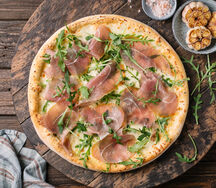 Пицца с пармской ветчиной