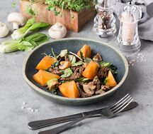 Теплый салат с говядиной и хурмой