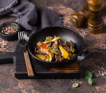 Говядина обжаренная с овощами