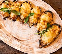 Мидии киви запеченные в сливочном соусе с беконом и пармезаном