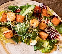 Салат с лососем и креветками