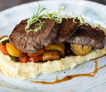 Медальоны из говядины с картофельным пюре с мини-овощами