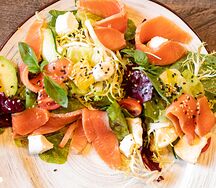 Салат со слабосоленой семгой