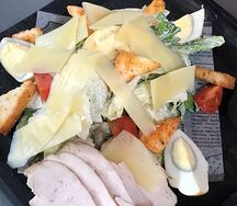 Салат Цезарь с курицей