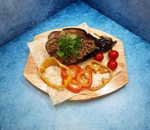 Баклажан фаршированный овощами и мясом
