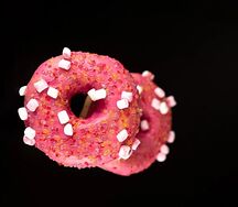 Донат розовый с маршмэллоу