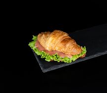 Круассан с красной рыбой и сливочным сыром