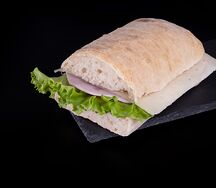 Сэндвич с ветчиной и сыром на чиабатте